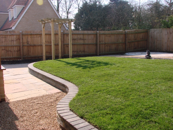Curved wall to lawn edge